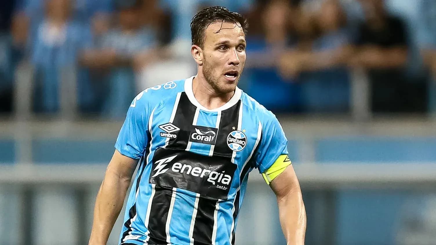 Futbolchi Gremio jamoasi formasida maydonda Futbolchi Gremio jamoasi formasida maydonda