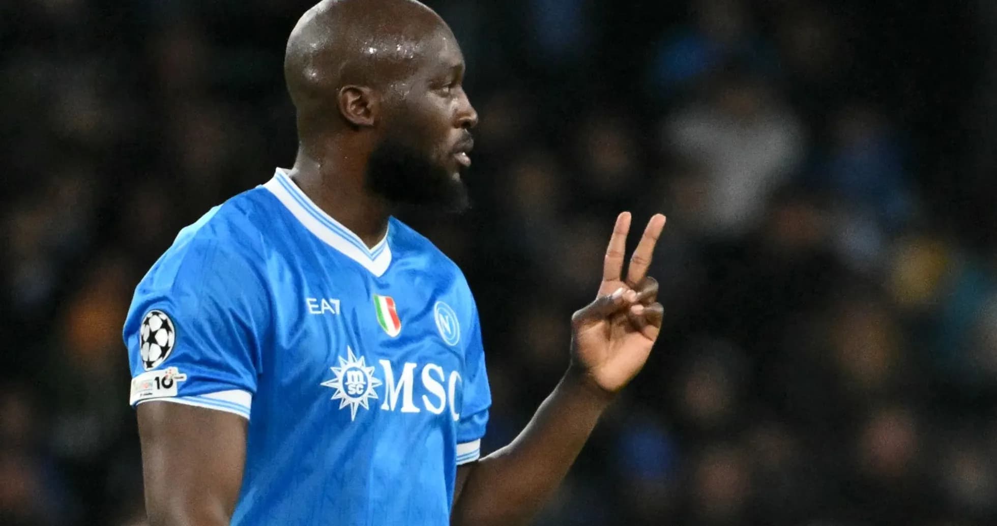 Futbolchi maydonda ikki barmoq bilan ishora qilmoqda Futbolchi maydonda ikki barmoq bilan ishora qilmoqda