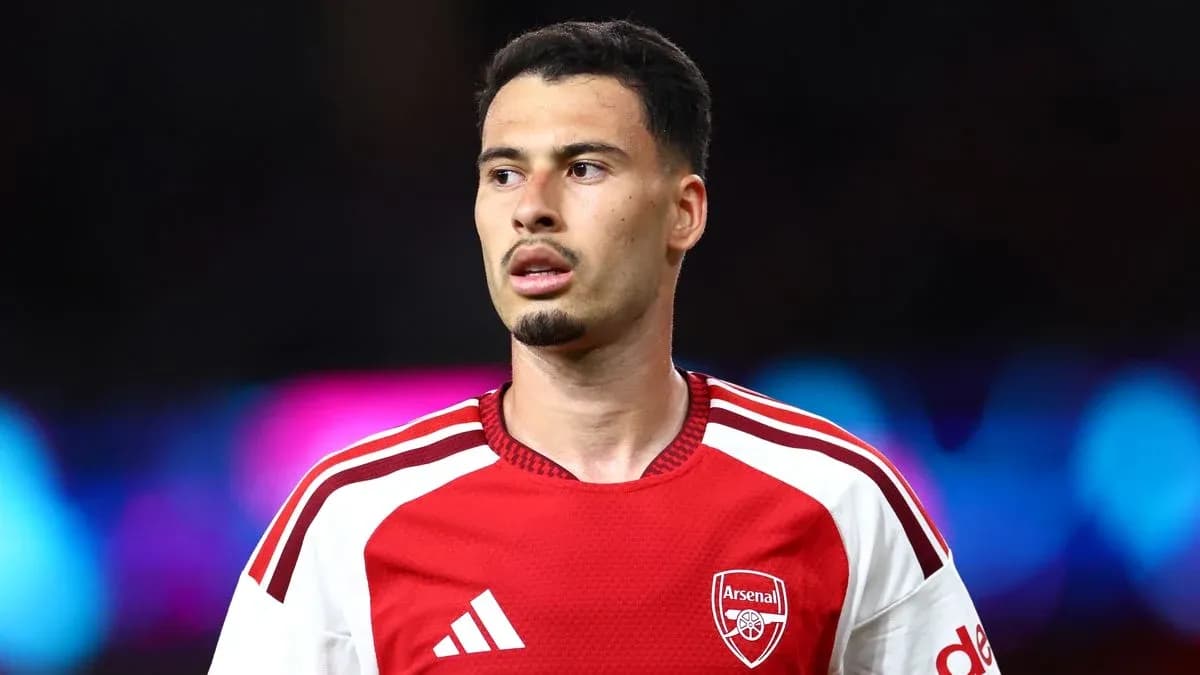 Futbolchi Arsenal formasi bilan maydonda Futbolchi Arsenal formasi bilan maydonda