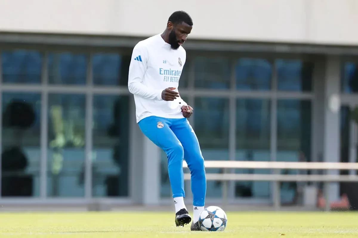 Futbolchi to'p bilan mashg'ulot o'tkazmoqda Futbolchi to'p bilan mashg'ulot o'tkazmoqda