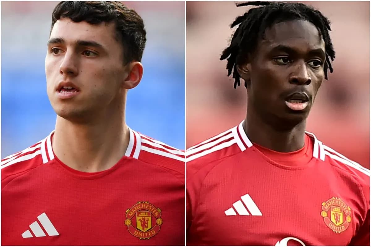 Ikkita futbolchi Manchester United formasi bilan Ikkita futbolchi Manchester United formasi bilan