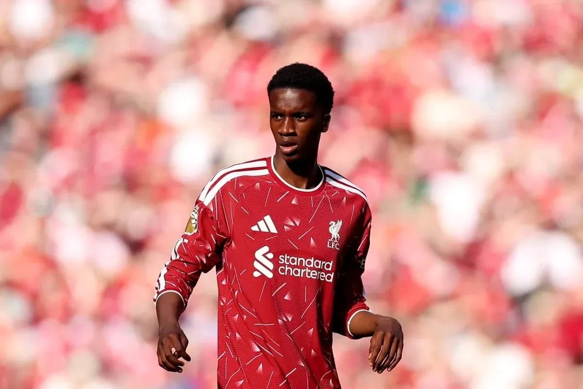 Futbolchi o'yinda Liverpool formasida maydonda Futbolchi o'yinda Liverpool formasida maydonda