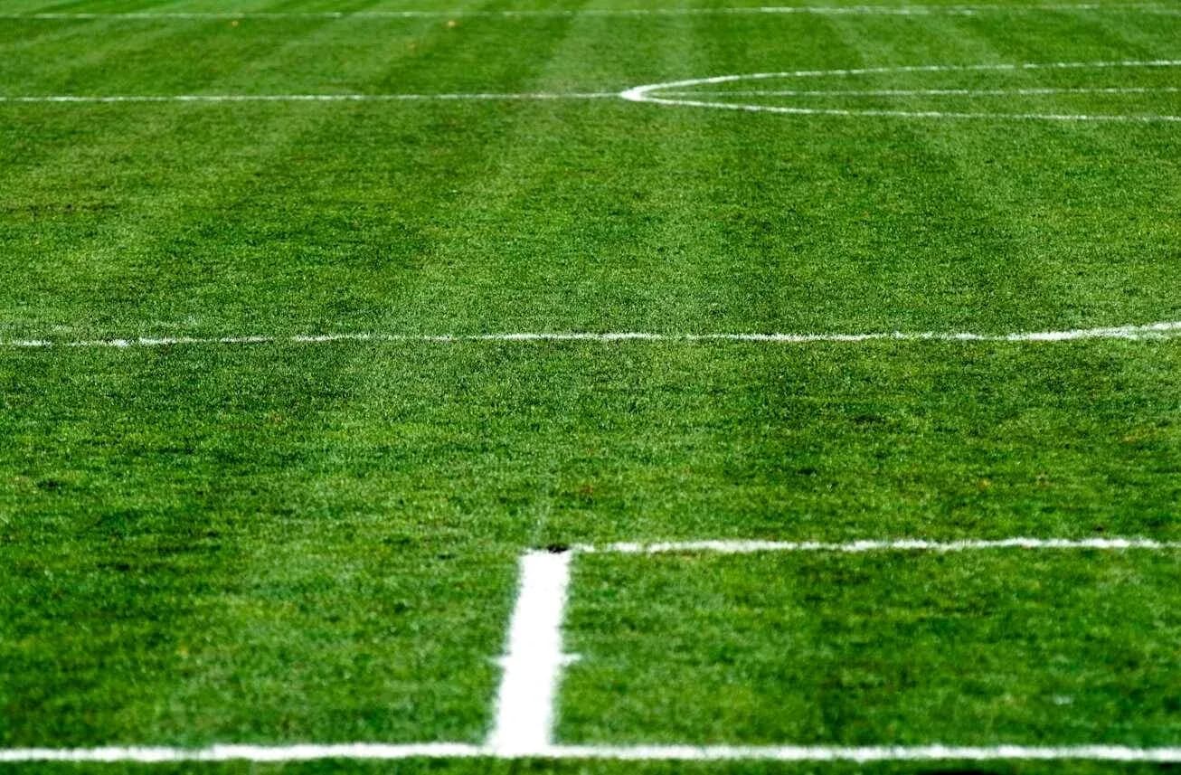 Yashil futbol maydonining chiziqlari ko'rinmoqda Yashil futbol maydonining chiziqlari ko'rinmoqda