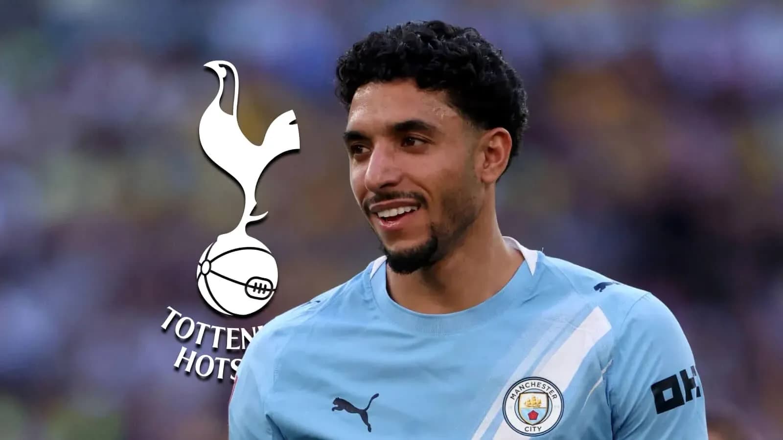 Futbolchi Manchester City formasida, Tottenham logotipi ortida Futbolchi Manchester City formasida, Tottenham logotipi ortida