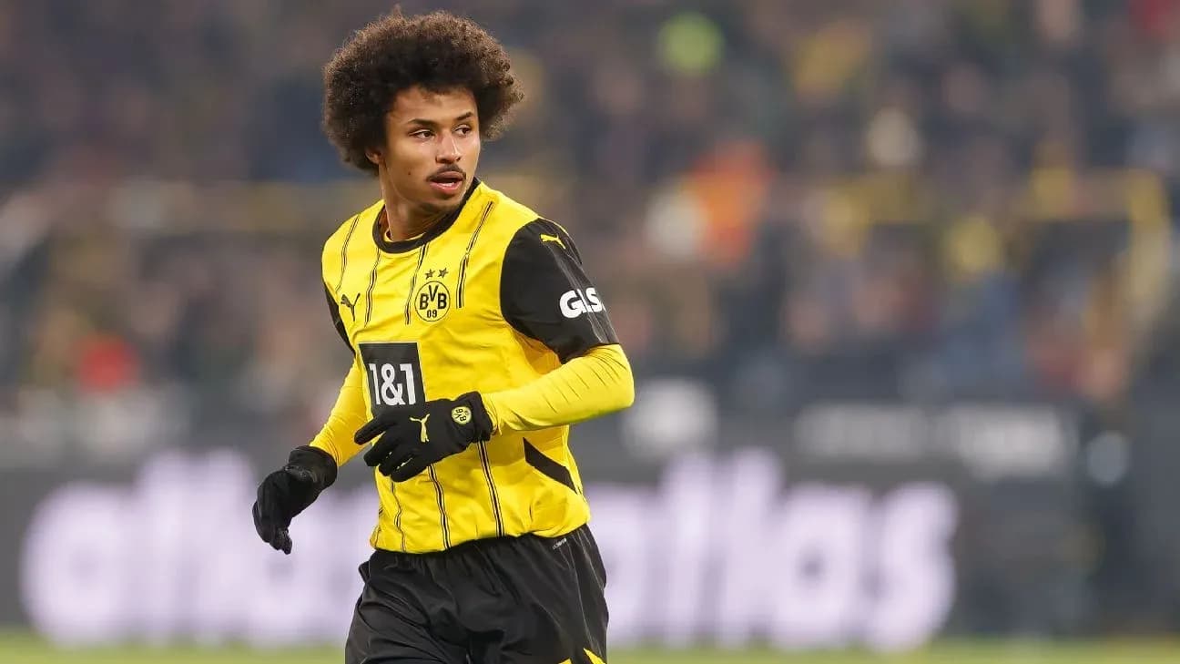 Futbolchi maydonda harakatda, Borussia Dortmund formasida Futbolchi maydonda harakatda, Borussia Dortmund formasida
