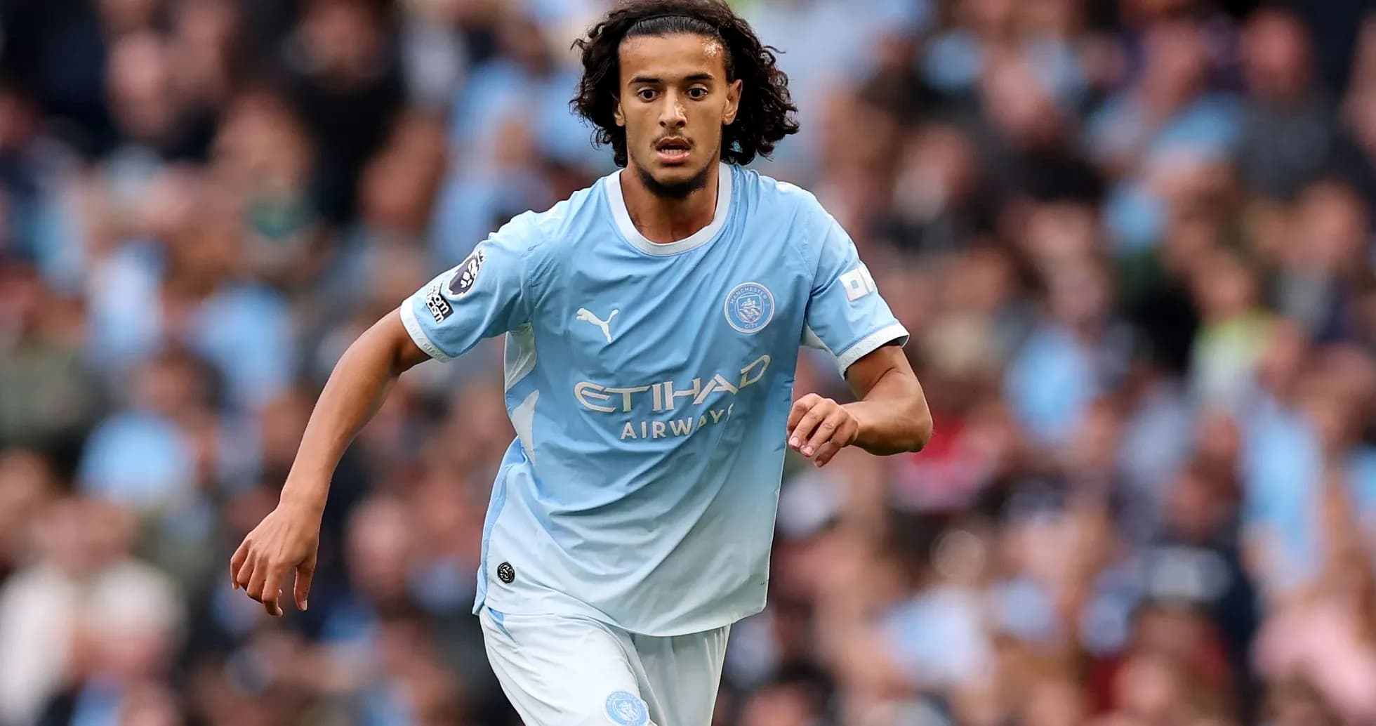 Futbolchi Manchester City formasida maydonda harakatda Futbolchi Manchester City formasida maydonda harakatda