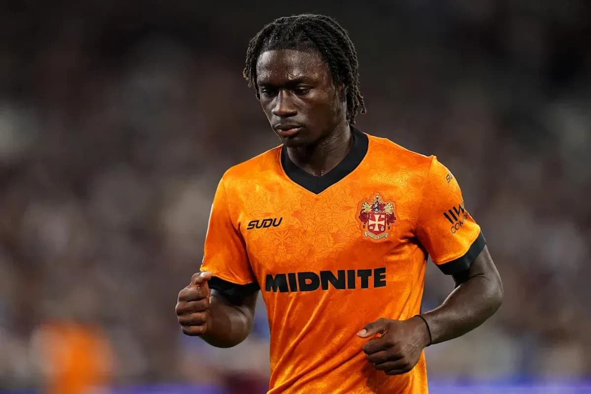Futbolchi orange formada yurgan Futbolchi orange formada yurgan