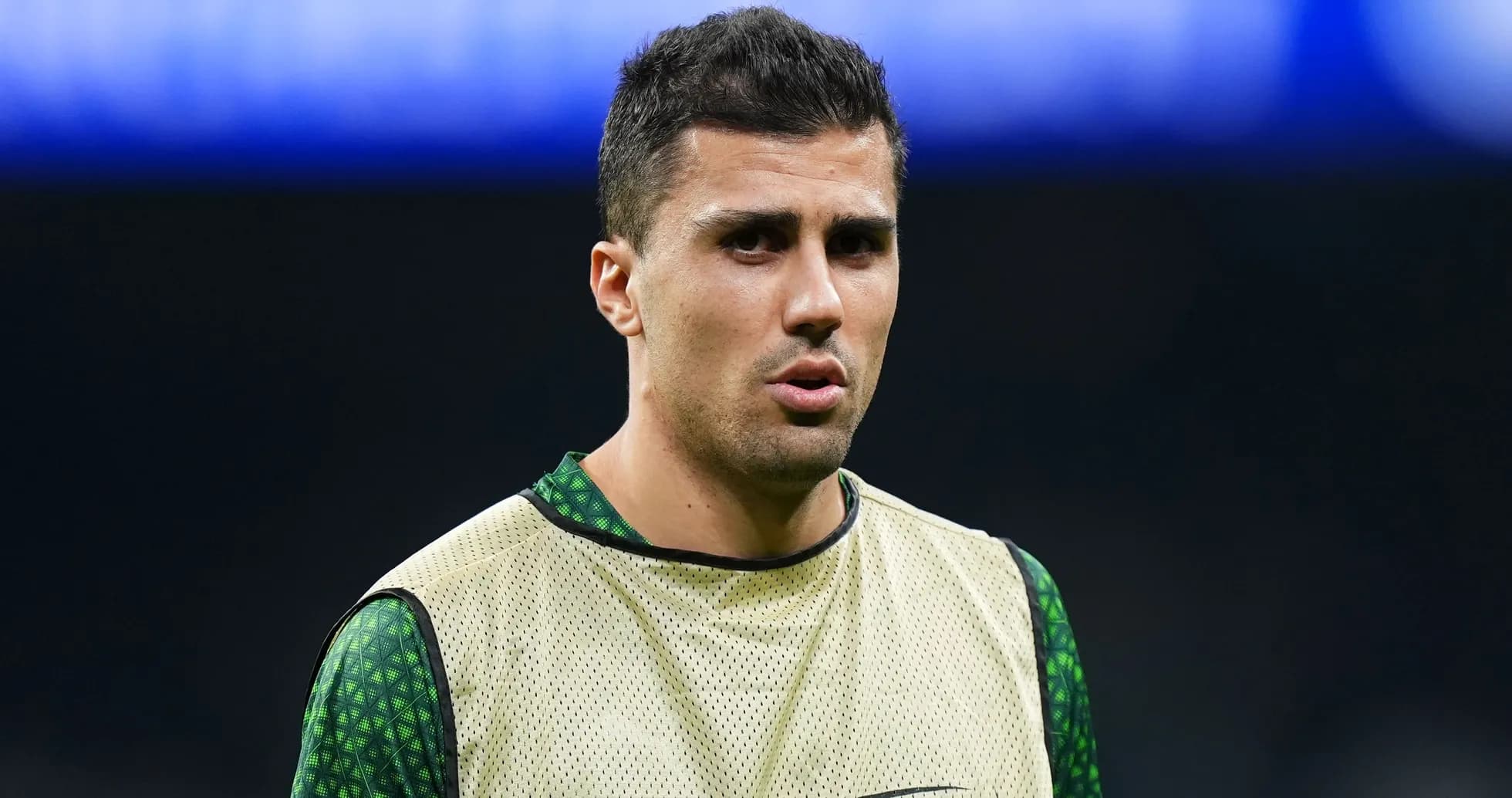 Futbolchi mashg'ulotda, sport kiyimida Futbolchi mashg'ulotda, sport kiyimida