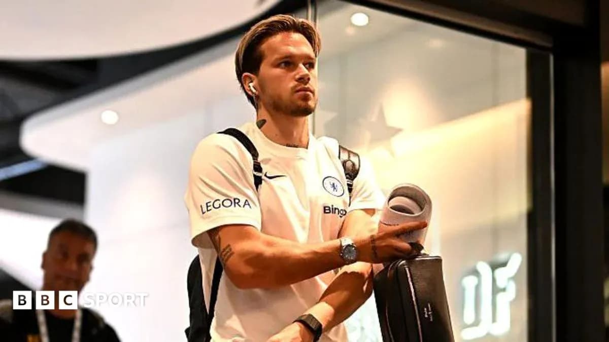 Futbolchi Chelsea formasida aeroportda yuribdi Futbolchi Chelsea formasida aeroportda yuribdi