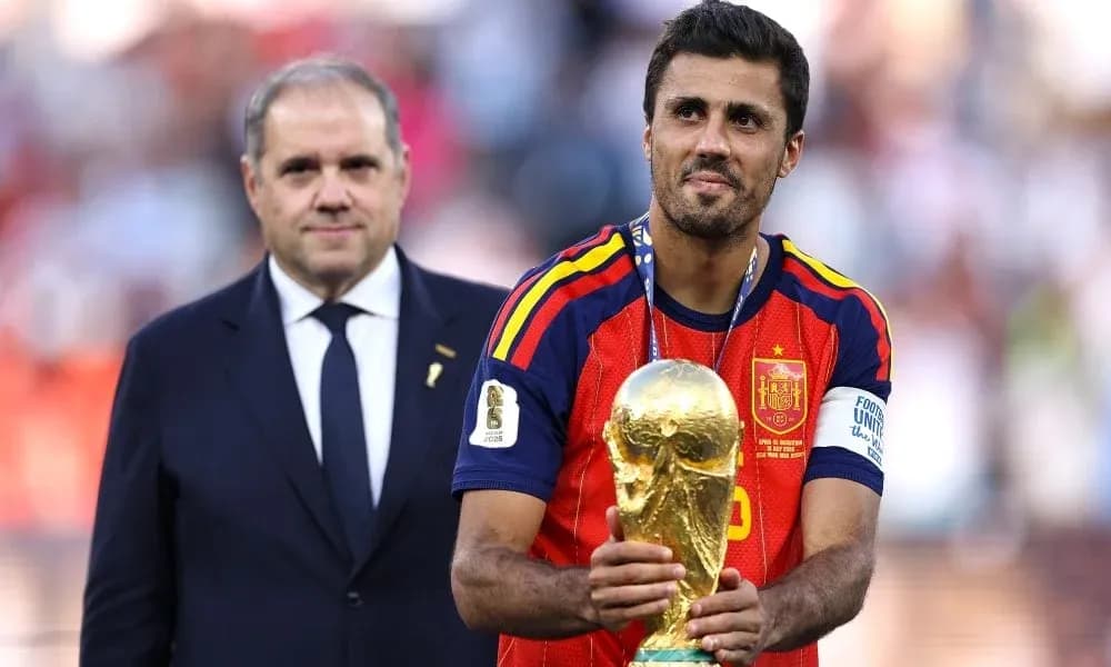 Futbolchi Jahon kubogi bilan sahnada turibdi Futbolchi Jahon kubogi bilan sahnada turibdi