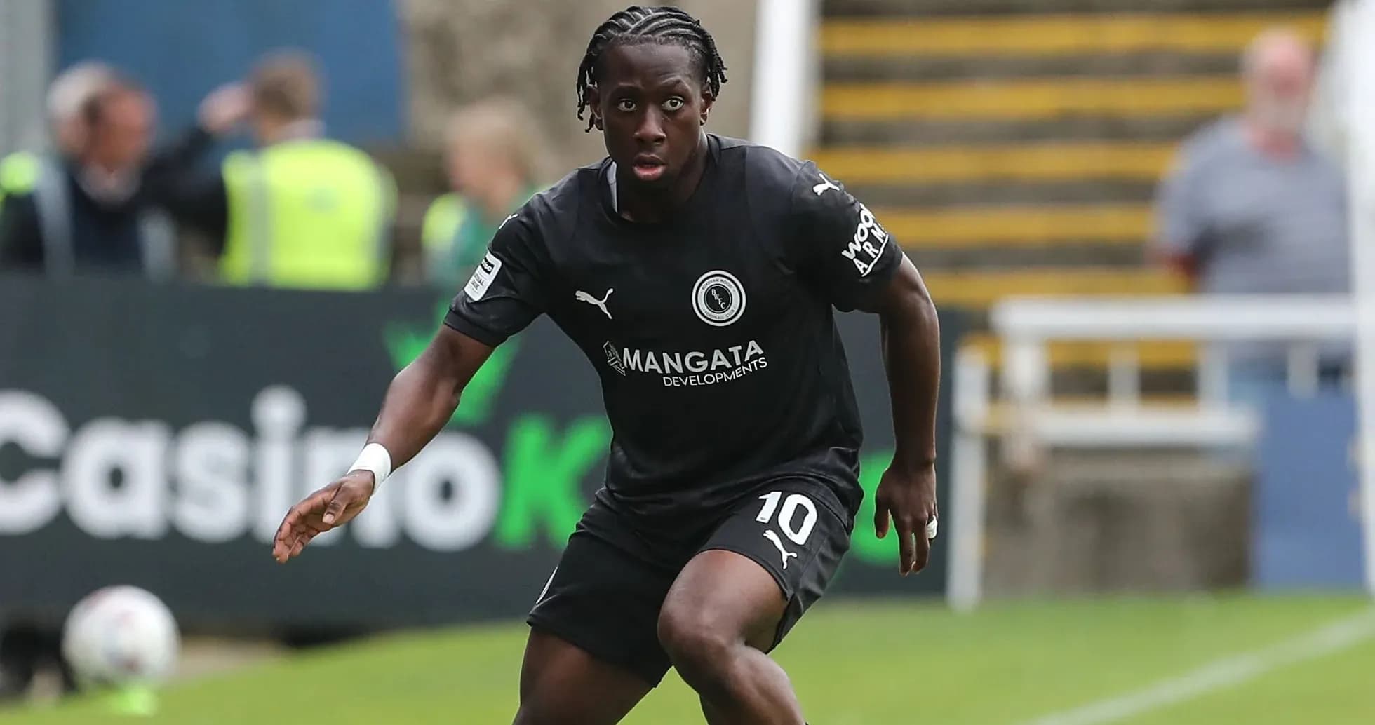 Futbolchi o'yinda to'pni nazorat qilmoqda Futbolchi o'yinda to'pni nazorat qilmoqda