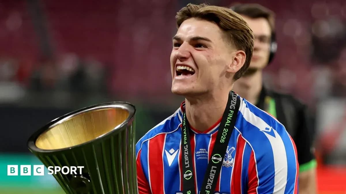 Futbolchi kubok bilan g'alaba qozonayotgan Futbolchi kubok bilan g'alaba qozonayotgan