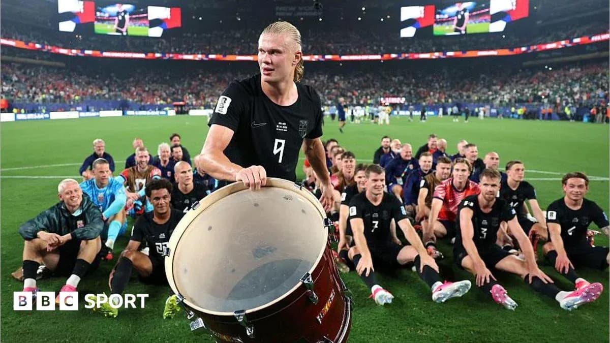 Futbolchilar maydonda mashg'ulot o'tayotgan Futbolchilar maydonda mashg'ulot o'tayotgan