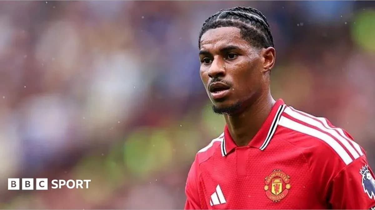 Futbolchi Manchester United formasida maydonda Futbolchi Manchester United formasida maydonda