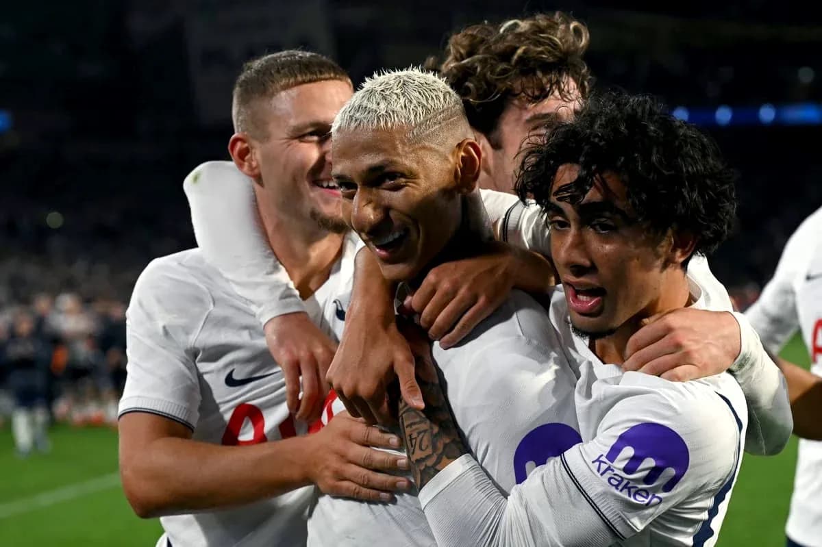 Futbolchilar gollarni nishonlayotgani Futbolchilar gollarni nishonlayotgani