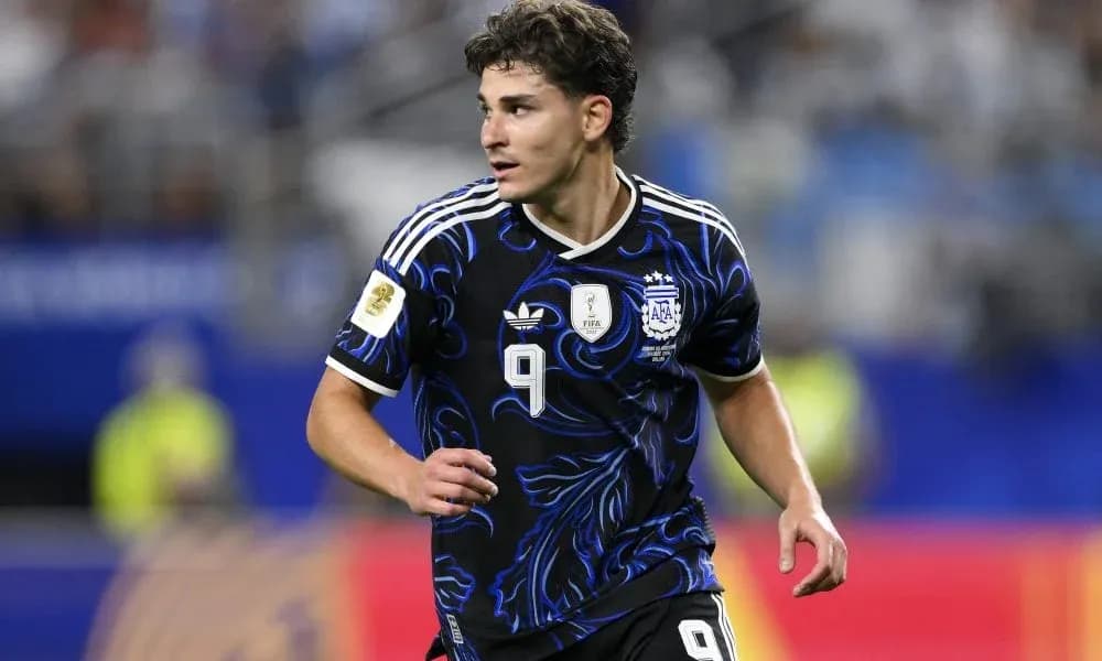 Futbolchi Argentina formasi bilan maydonda harakatda Futbolchi Argentina formasi bilan maydonda harakatda