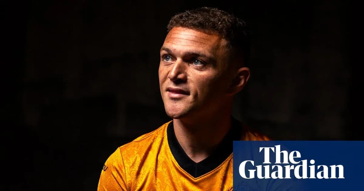 Futbolchi intervyu berayotgan paytda ko'rinadi Futbolchi intervyu berayotgan paytda ko'rinadi