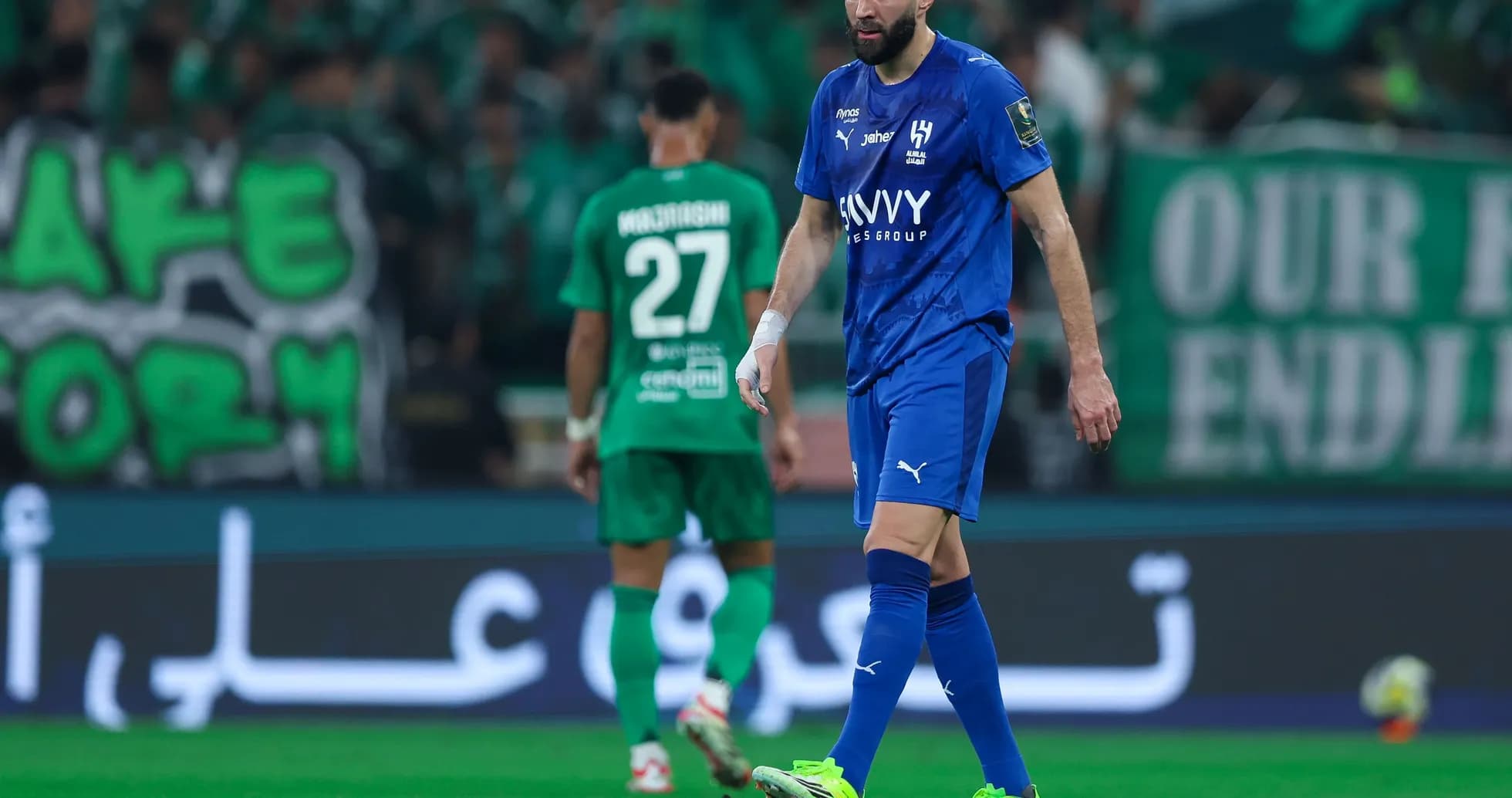Futbolchilar o'yin davomida maydonda harakatda Futbolchilar o'yin davomida maydonda harakatda