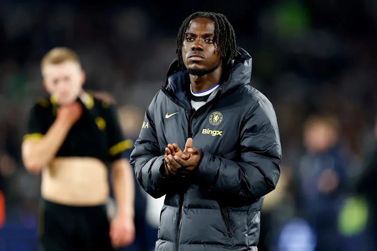 Futbolchi Chelsea kiyimida maydon chetida turgan Futbolchi Chelsea kiyimida maydon chetida turgan