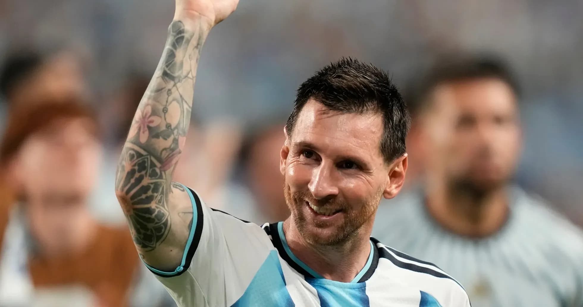 Futbolchi Lionel Messi g'alaba belgisini ko'tarib turibdi Futbolchi Lionel Messi g'alaba belgisini ko'tarib turibdi