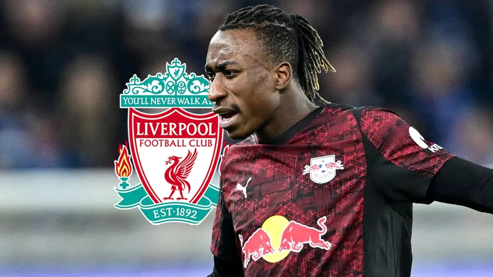 Futbolchi maydonda harakatda, Liverpool logosi bilan Futbolchi maydonda harakatda, Liverpool logosi bilan