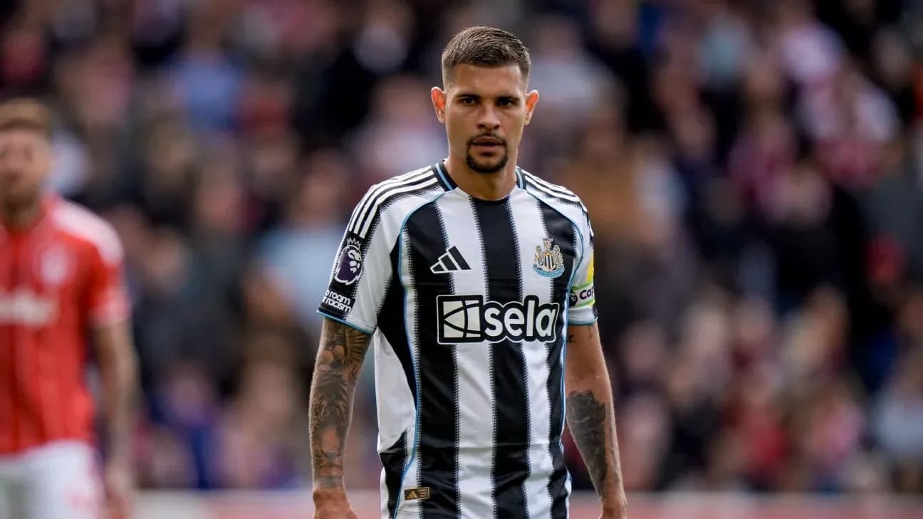Futbolchi Newcastle formasida, maydonda turibdi Futbolchi Newcastle formasida, maydonda turibdi