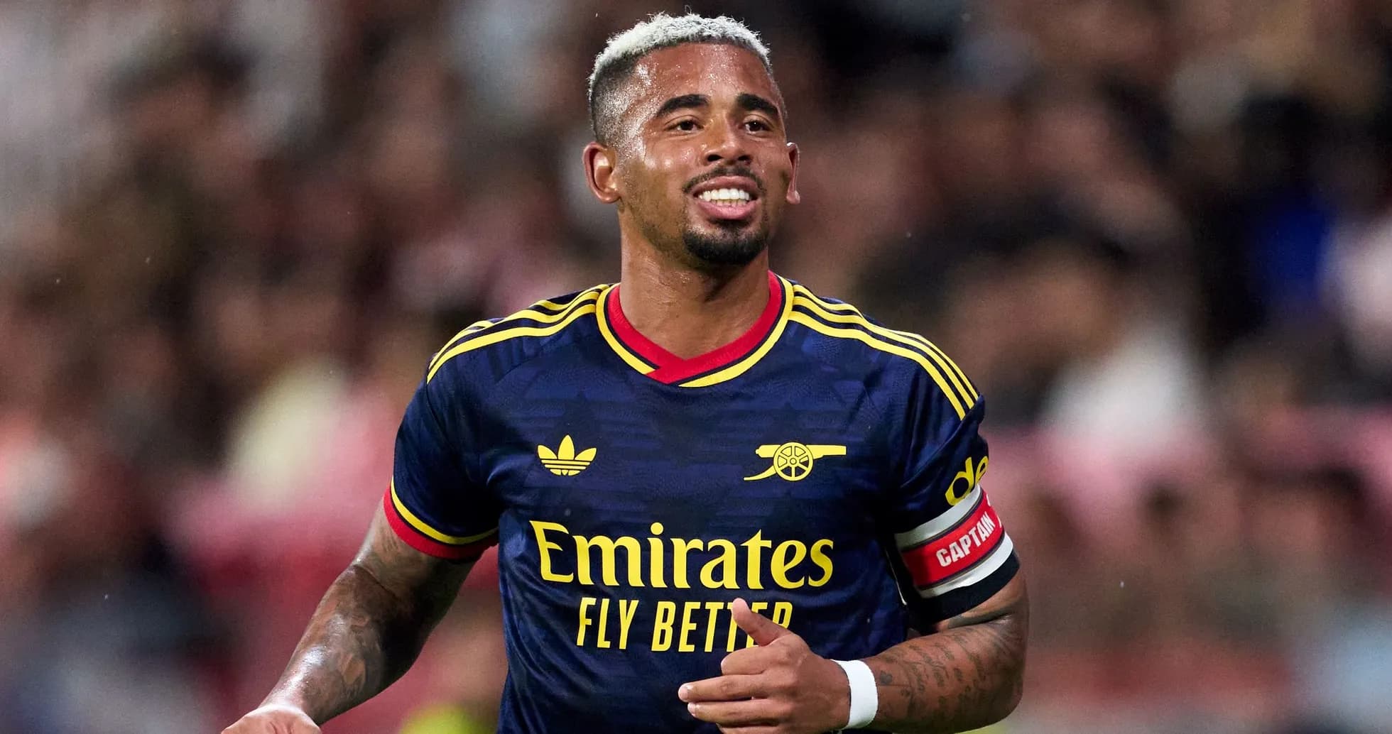 Futbolchi Arsenal formasida maydonda harakatlanmoqda Futbolchi Arsenal formasida maydonda harakatlanmoqda