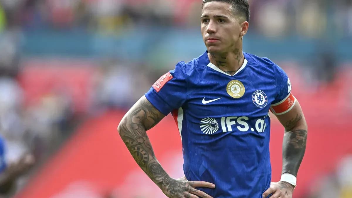 Futbolchi Chelsea formasida maydonda turibdi Futbolchi Chelsea formasida maydonda turibdi