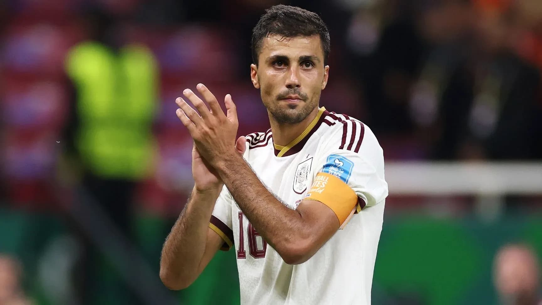 Futbolchi maydonida qo'lni qarsak bilan qarsaklab turibdi Futbolchi maydonida qo'lni qarsak bilan qarsaklab turibdi