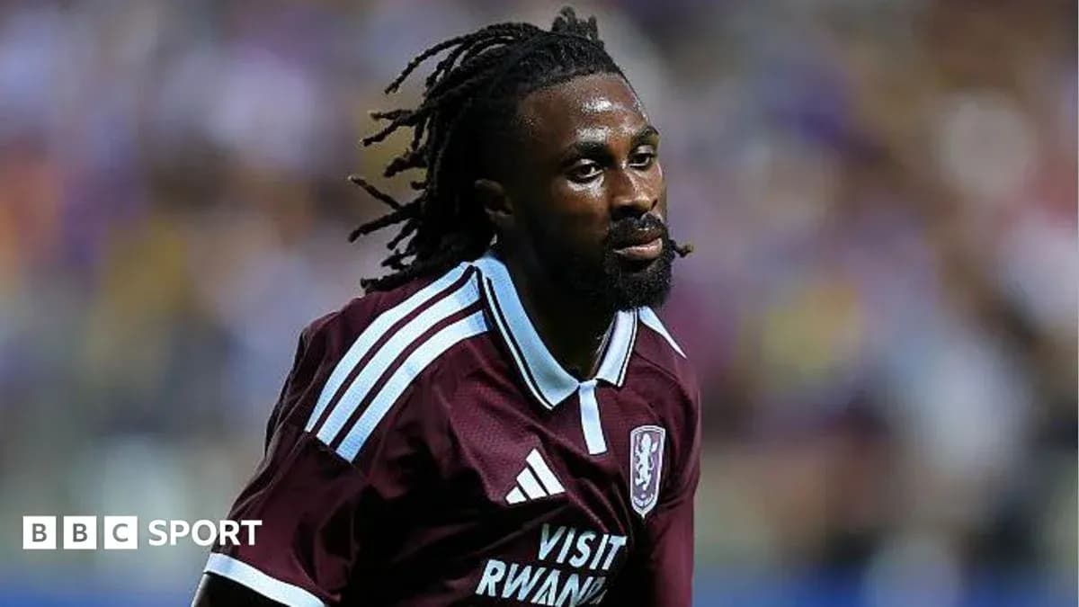 Futbolchi maydonda harakatda, qizil forma kiygan Futbolchi maydonda harakatda, qizil forma kiygan