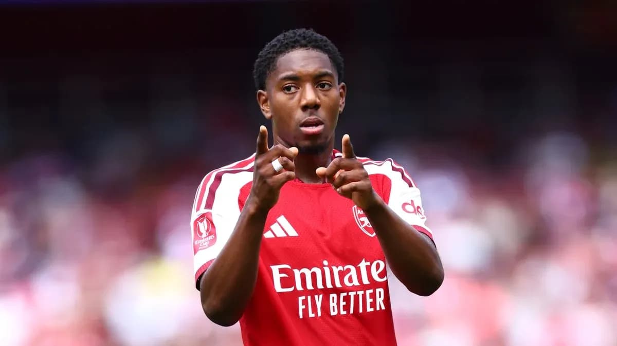 Futbolchi raqiblariga ishora qilmoqda, Arsenal formasi Futbolchi raqiblariga ishora qilmoqda, Arsenal formasi