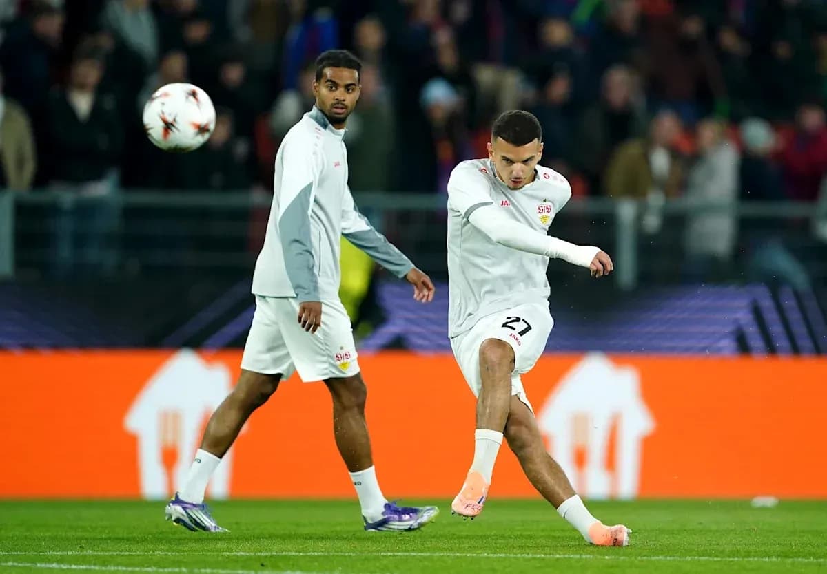 Futbolchilar mashg'ulotda to'p tepmoqda Futbolchilar mashg'ulotda to'p tepmoqda