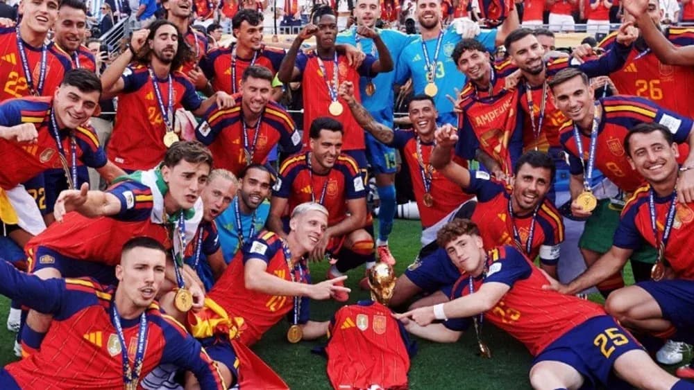 Ispaniya terma jamoasi oltin medallar bilan Ispaniya terma jamoasi oltin medallar bilan