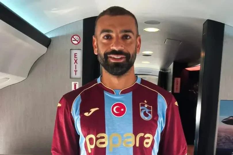 Futbolchi Trabzonspor formasida samolyot ichida Futbolchi Trabzonspor formasida samolyot ichida