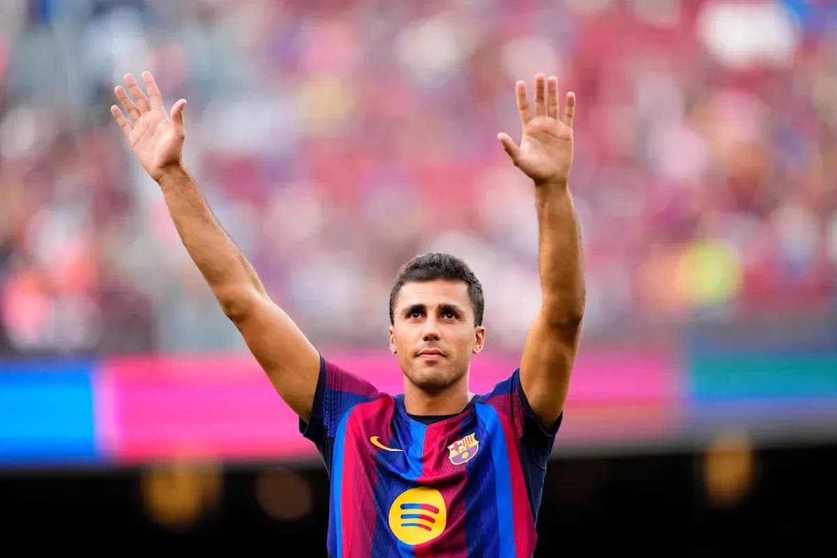 Futbolchi Barcelona formasida qo'lini ko'tarib turibdi Futbolchi Barcelona formasida qo'lini ko'tarib turibdi