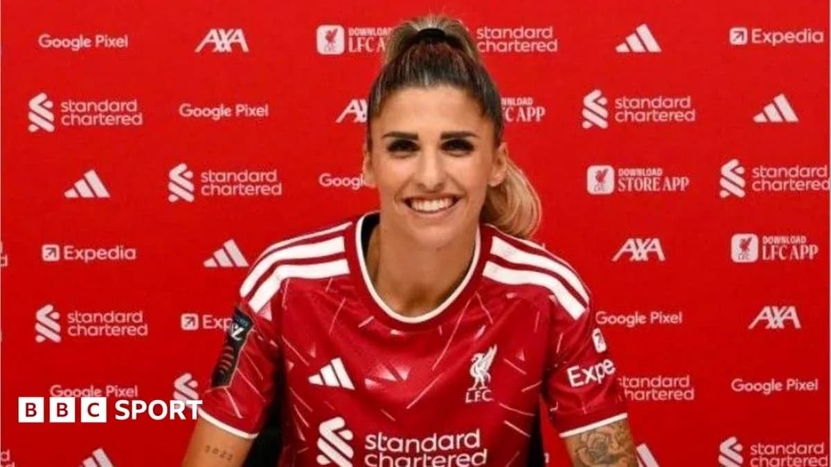 Futbolchi yangi formada intervyu berayotgan paytda Futbolchi yangi formada intervyu berayotgan paytda