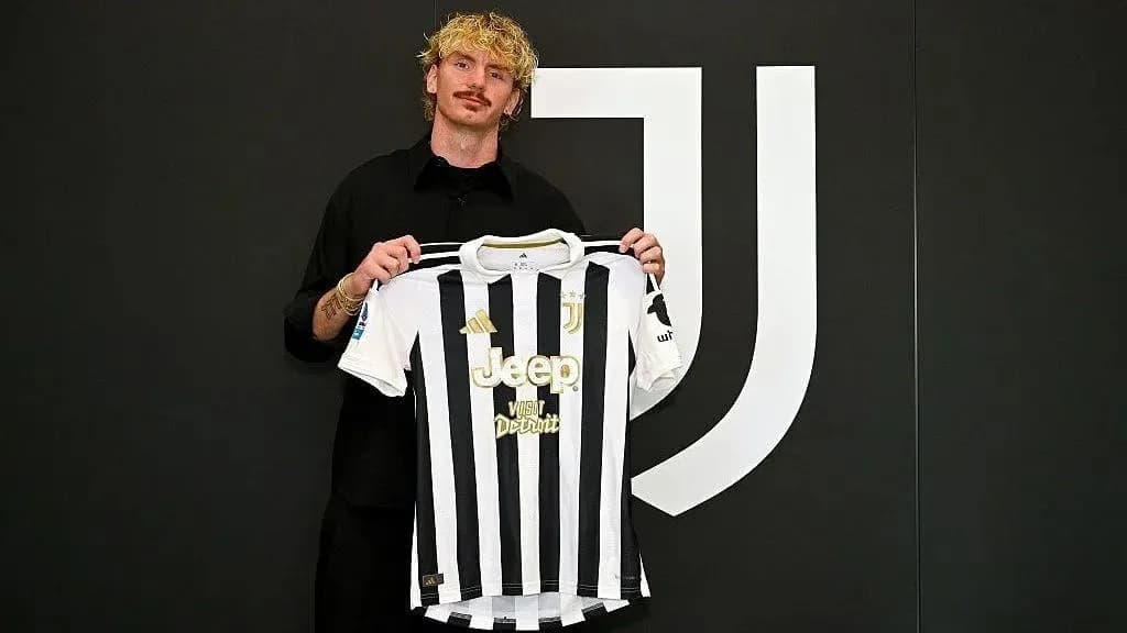 Yangi futbolchi Juventus formasini ushlab turibdi Yangi futbolchi Juventus formasini ushlab turibdi