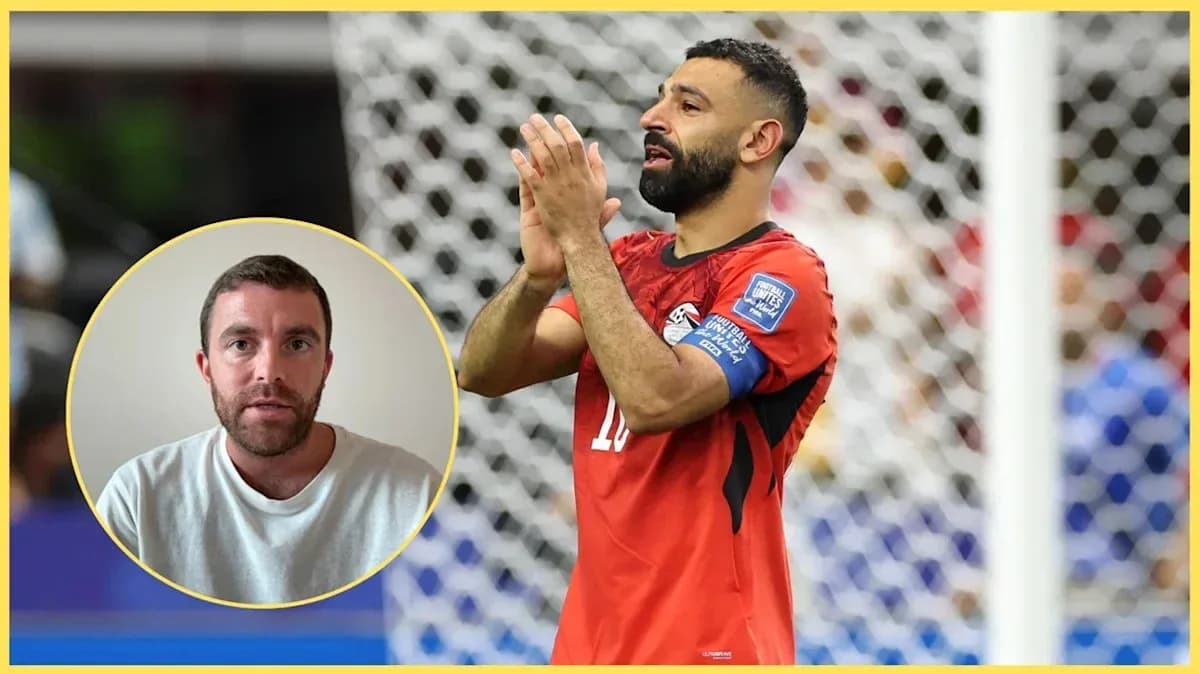 Futbolchi maydonda qo'llarini yuqoriga ko'tarib turibdi Futbolchi maydonda qo'llarini yuqoriga ko'tarib turibdi