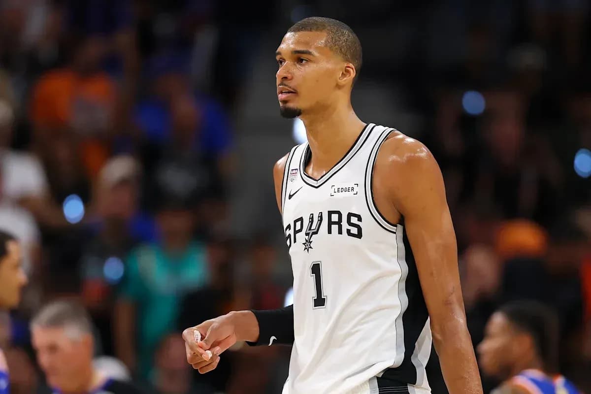 Basketball player in Spurs jersey during game Basketball player in Spurs jersey during game
