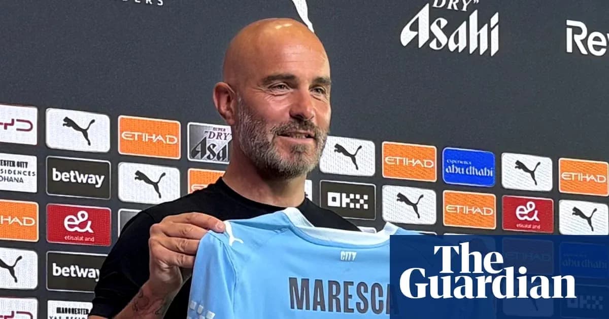 Yangi futbolchi ko'ylakni ushlab turuvchi murabbiy Yangi futbolchi ko'ylakni ushlab turuvchi murabbiy