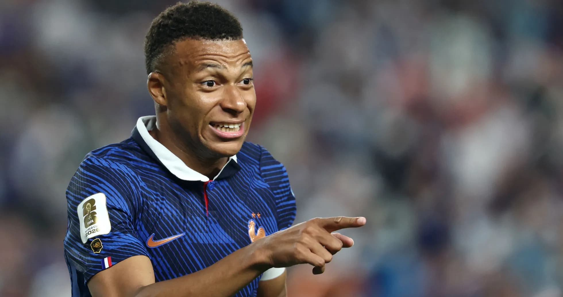 Futbolchi maydonda ko'rsatmalar berayotgan ko'rinishi Futbolchi maydonda ko'rsatmalar berayotgan ko'rinishi