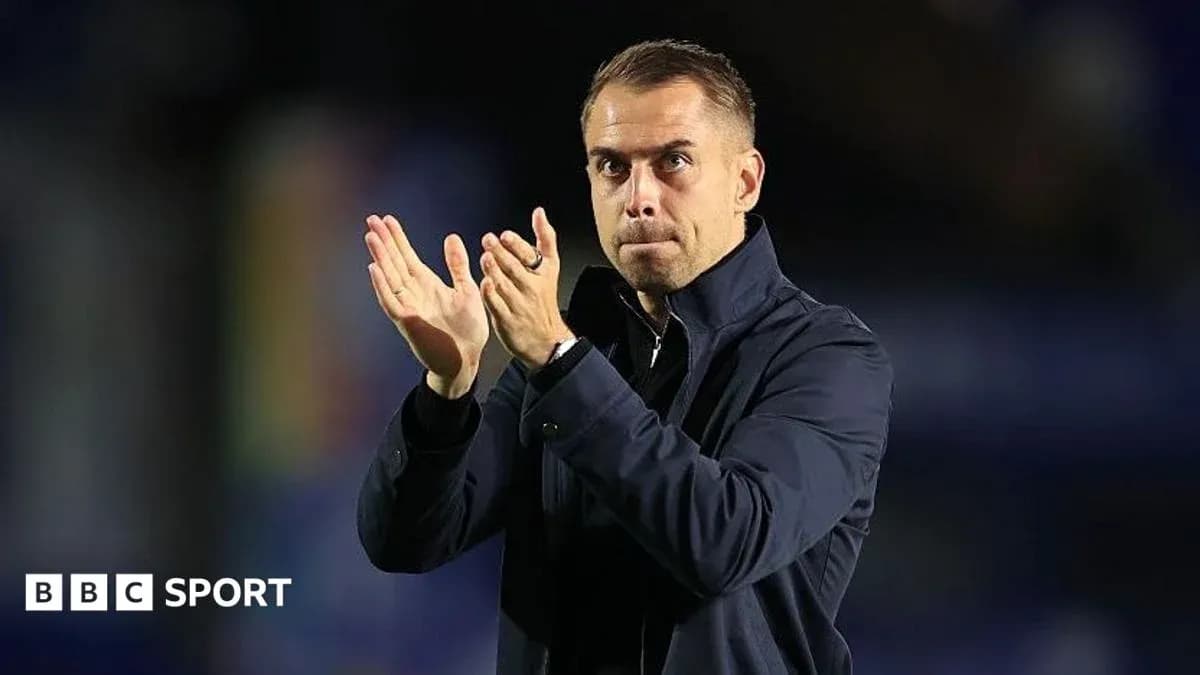Trener jamoani qo'llab-quvvatlayotgan payti Trener jamoani qo'llab-quvvatlayotgan payti