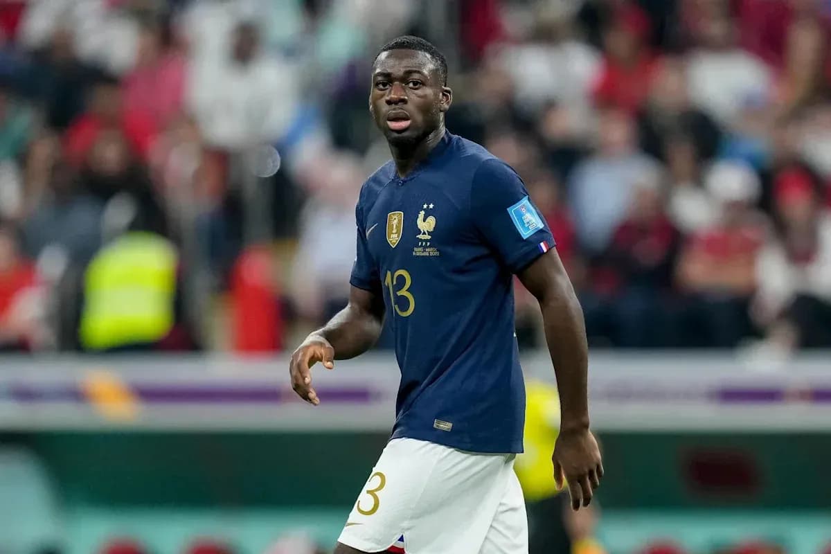 Futbolchi maydonda harakatda, Fransiya formasi kiygan Futbolchi maydonda harakatda, Fransiya formasi kiygan