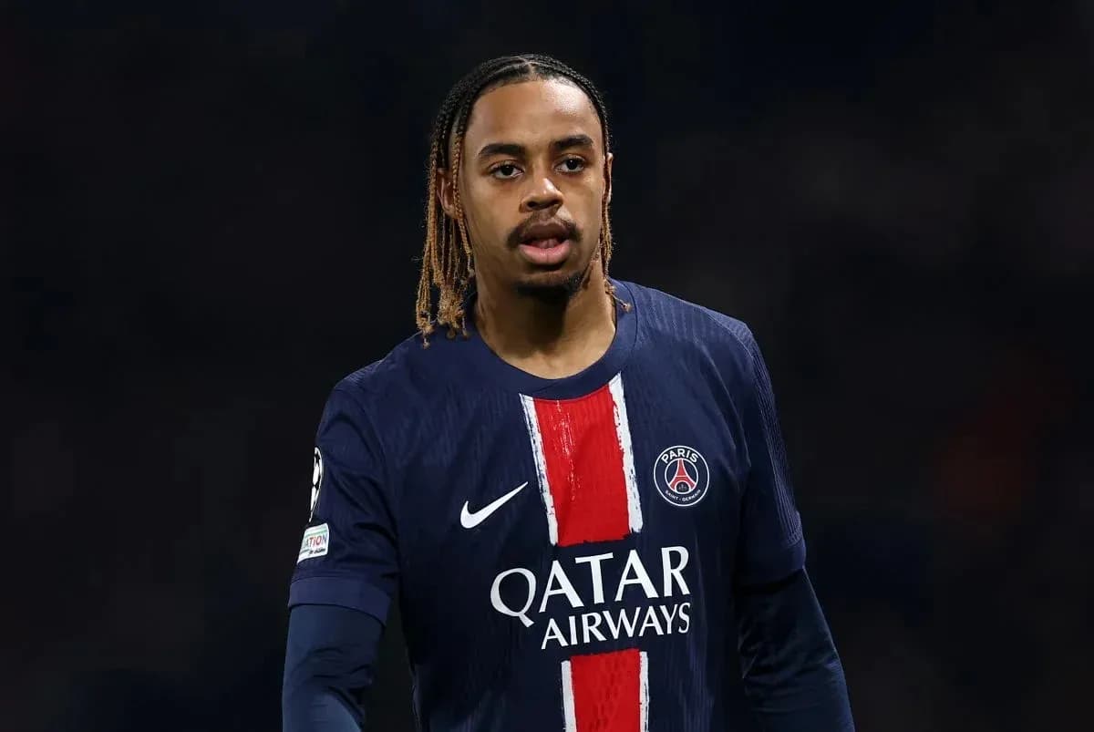 Futbolchi PSG formasida maydonda harakatda Futbolchi PSG formasida maydonda harakatda