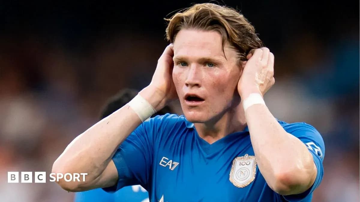 Futbolchi o'yin paytida qo'llarini boshiga qo'ygan Futbolchi o'yin paytida qo'llarini boshiga qo'ygan