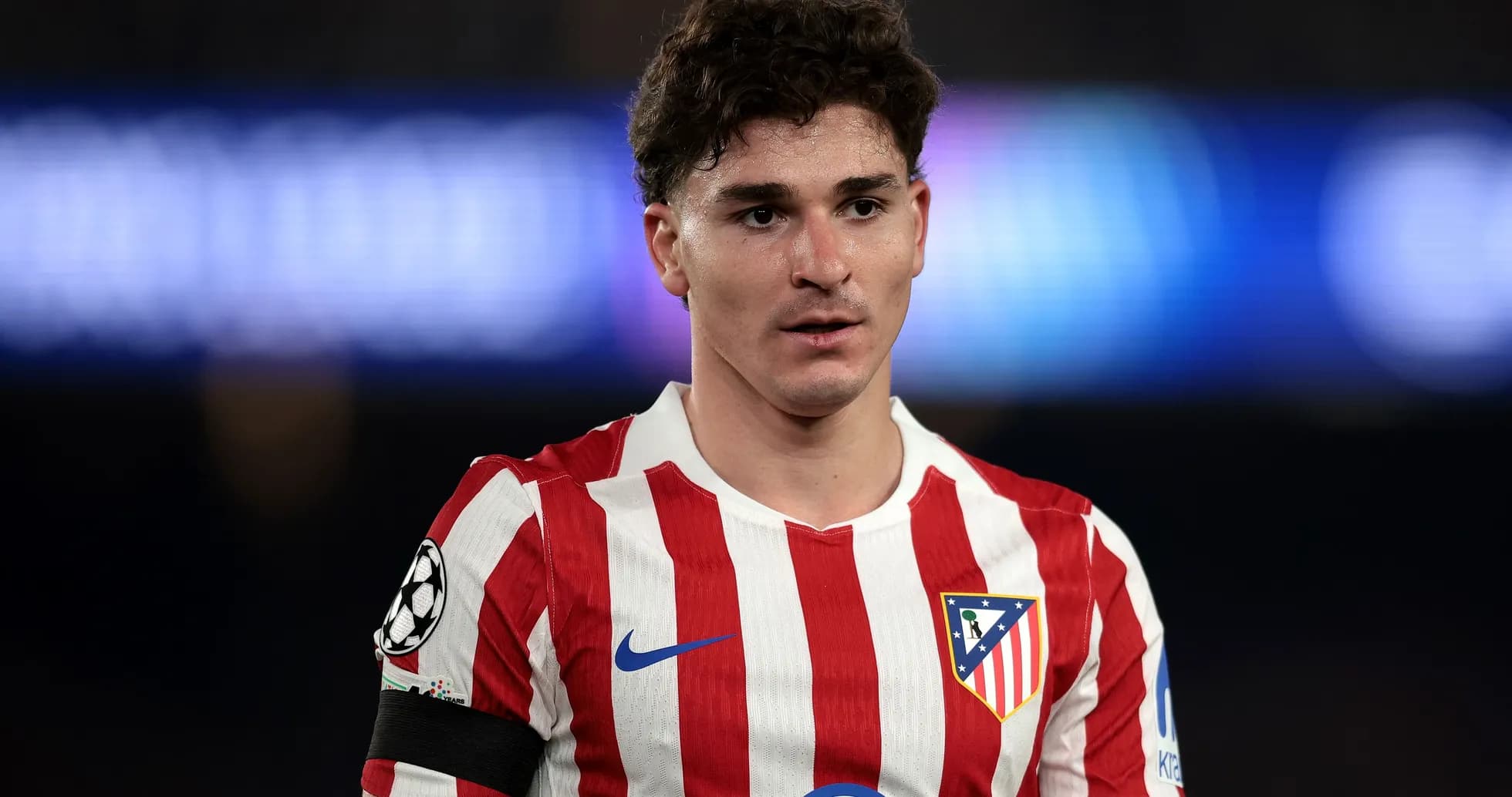 Atletiko Madrid futbolchisi maydonda to'plangan Atletiko Madrid futbolchisi maydonda to'plangan