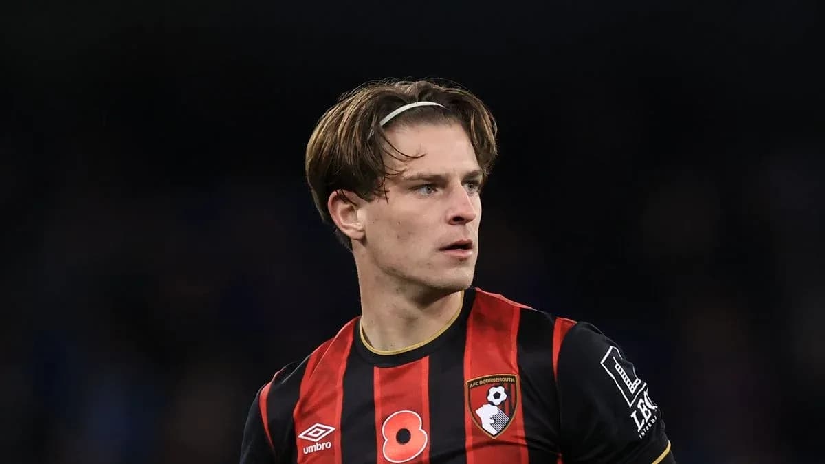 Futbolchi Bournemouth formasida maydonda turibdi Futbolchi Bournemouth formasida maydonda turibdi