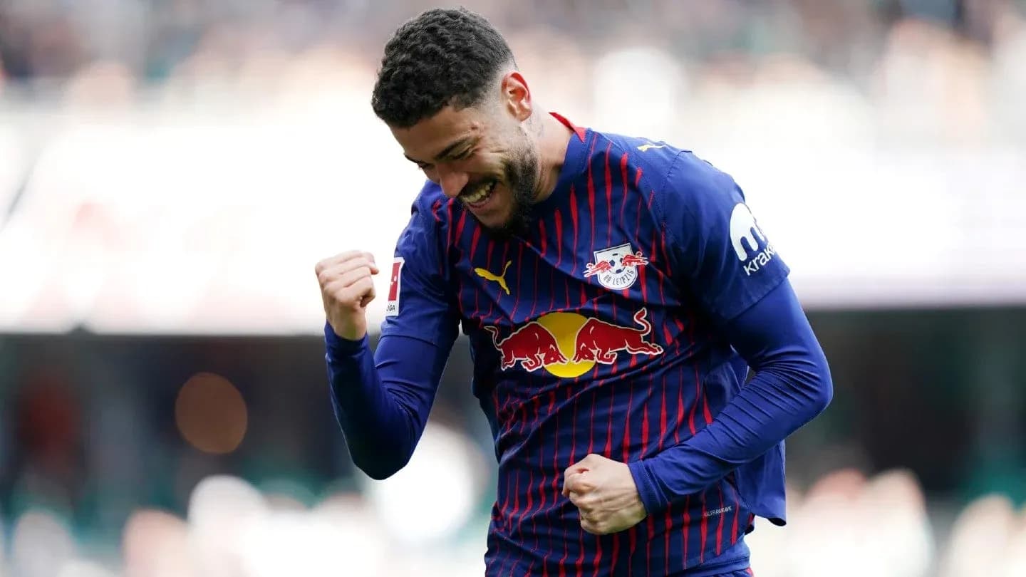 Futbolchi g'alaba qozonishidan xursand bo'lib turibdi Futbolchi g'alaba qozonishidan xursand bo'lib turibdi