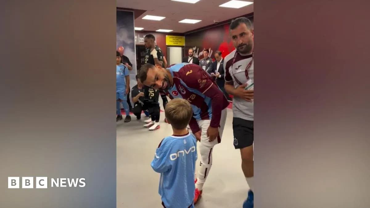 Futbolchi bolalar bilan kiyinish xonasida suhbatlashmoqda Futbolchi bolalar bilan kiyinish xonasida suhbatlashmoqda