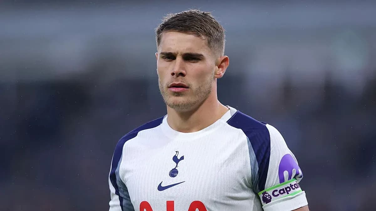 Futbolchi maydonda, Tottenham formasida, kapitan yengilti Futbolchi maydonda, Tottenham formasida, kapitan yengilti